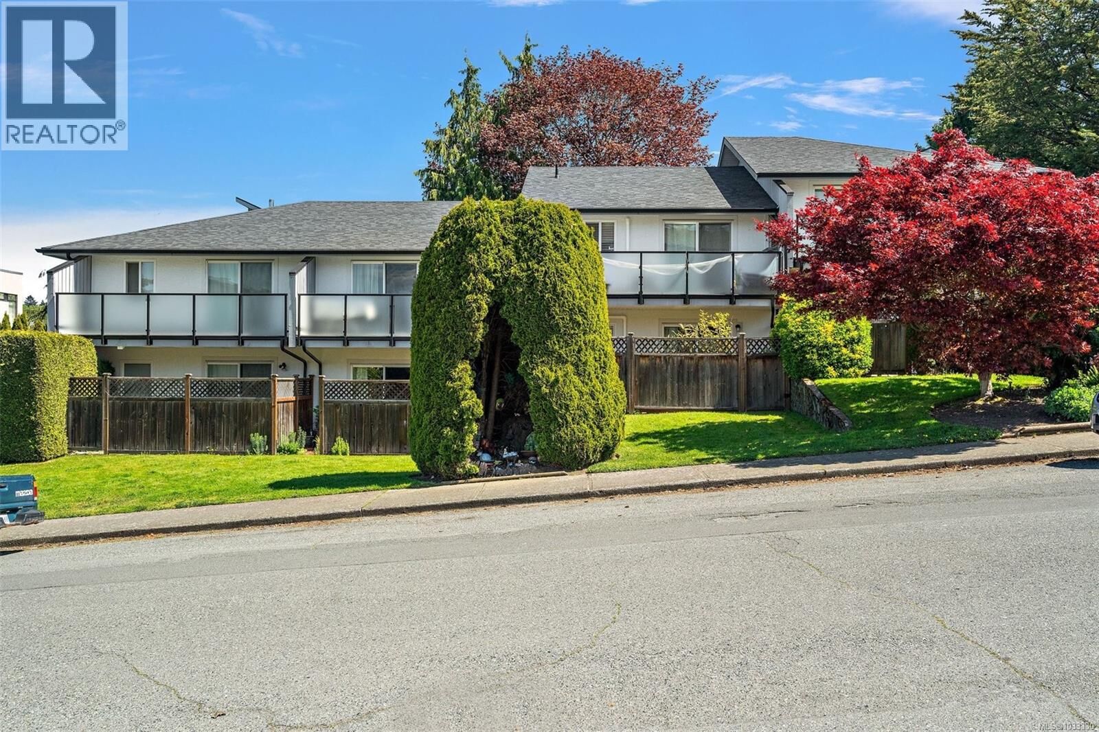 Property Photo:  3235 Alder Street 5  BC V8X 1P3 