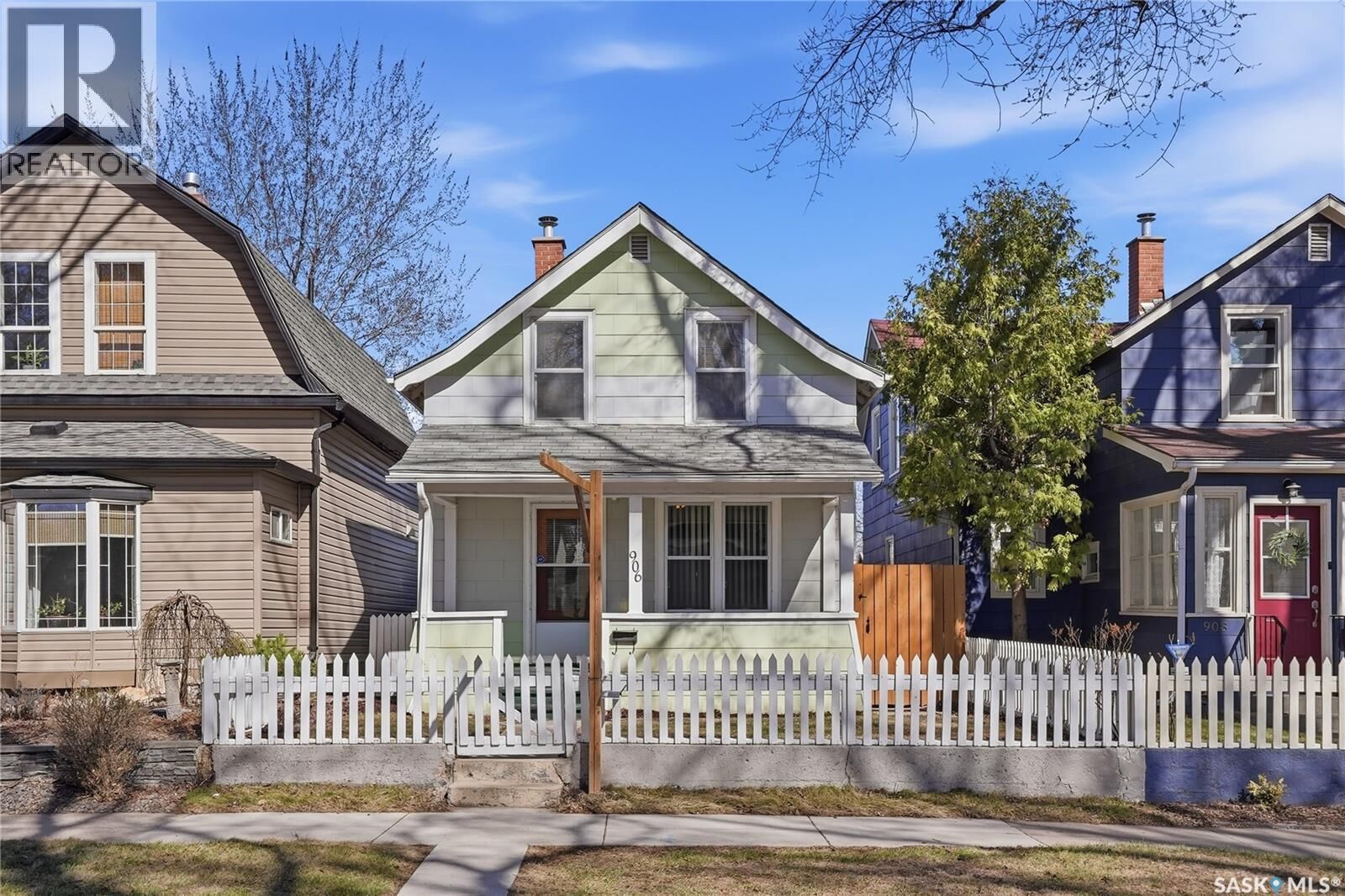 Property Photo:  906 I Avenue S  SK S7M 1Z4 