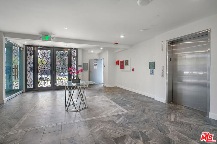 Property Photo:  1832 S Barrington Ave  CA 90025 