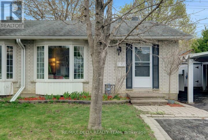 Property Photo:  2210 Bickerton Avenue  ON K1J 6Y3 