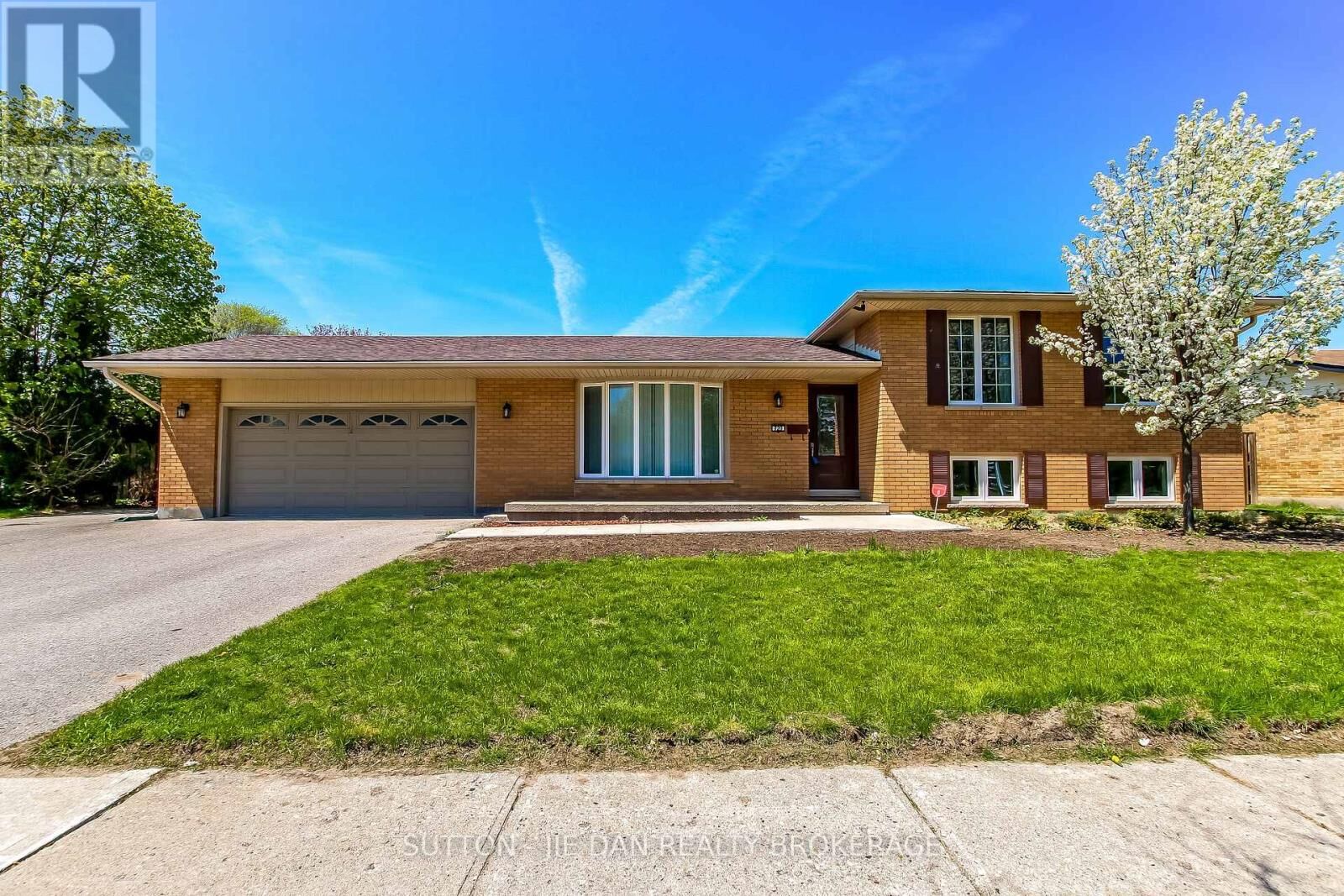 Property Photo:  720 Grenfell Drive  ON N5X 2C5 