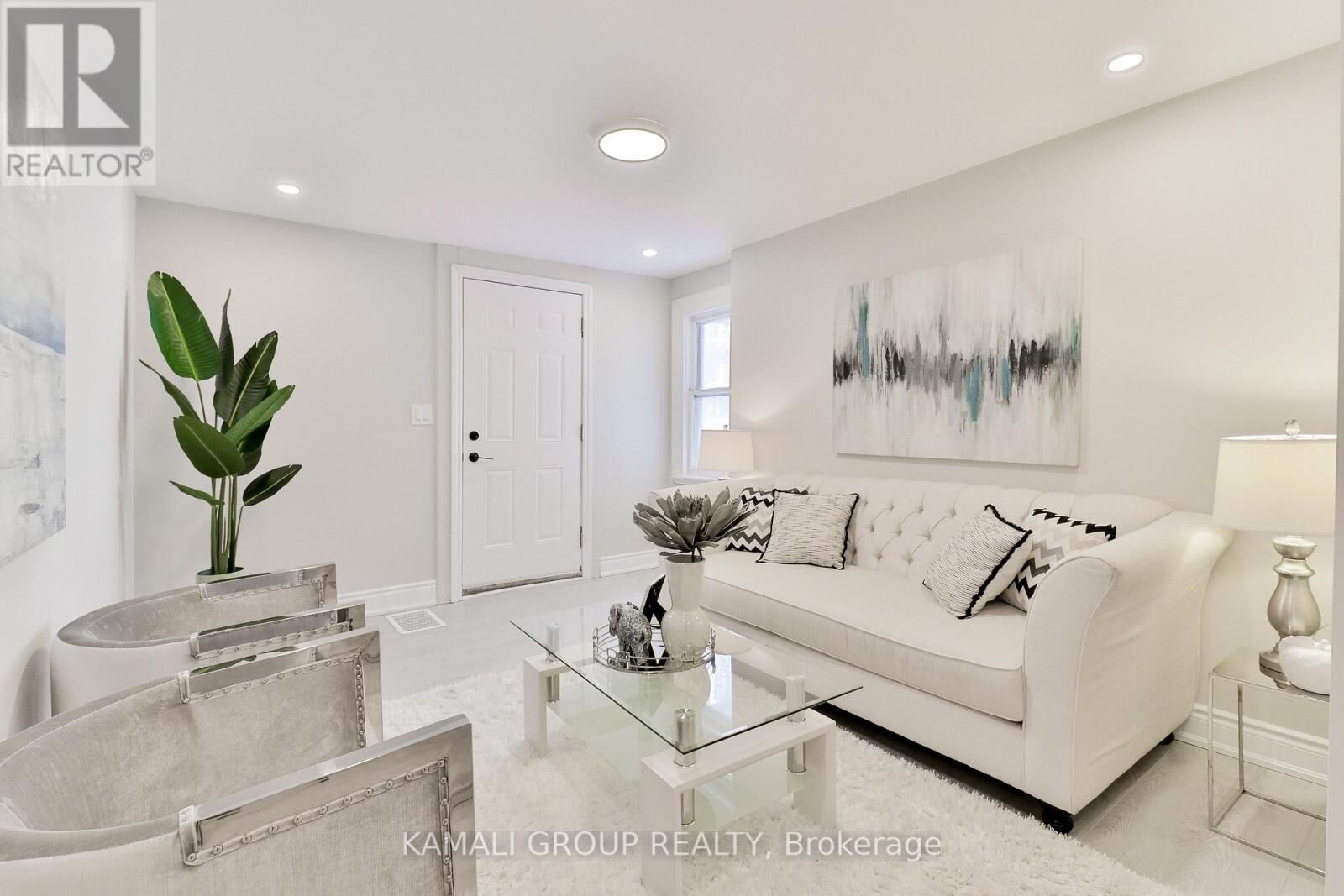 Property Photo:  93 McMillan Drive Unit 2  ON L1G 3Z7 