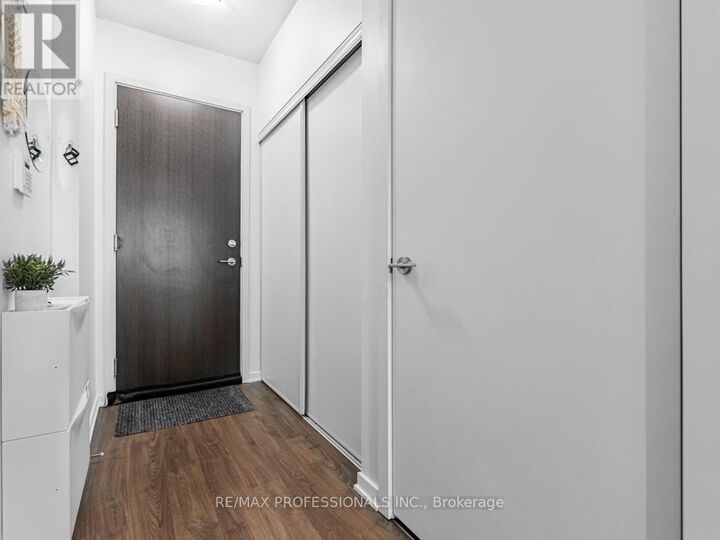 Property Photo:  105 The Queensway 2113  ON M6S 5B5 
