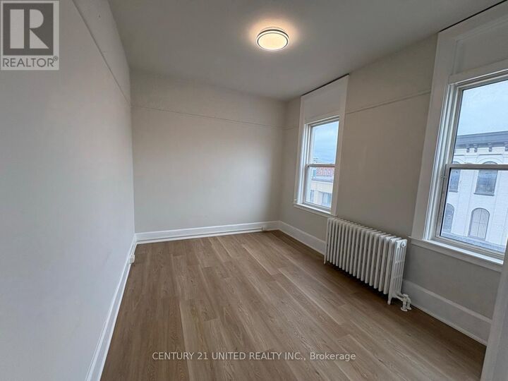 Property Photo:  172.5 Hunter Street West 4  ON K9H 2L2 