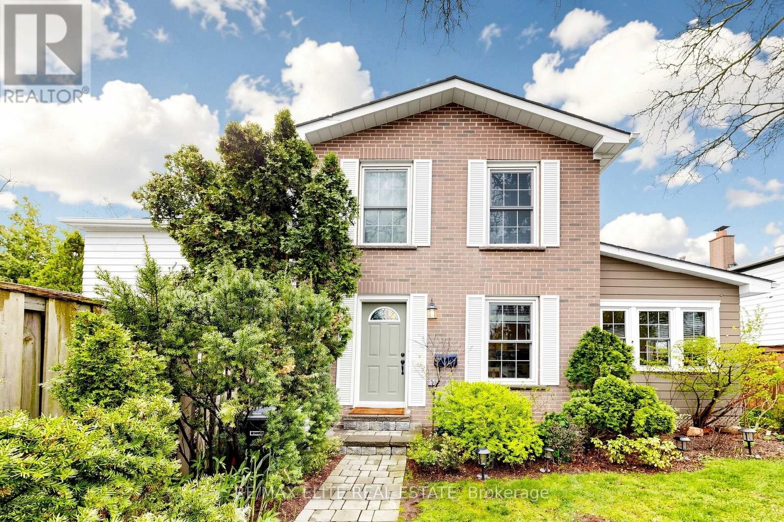 Property Photo:  74 Lillooet Crescent  ON L4C 5A7 