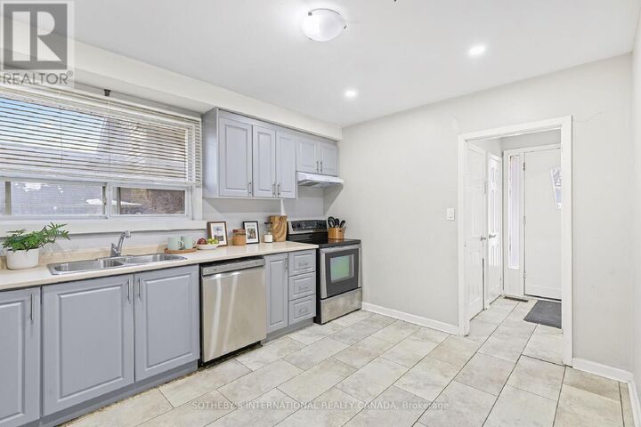 Property Photo:  957 Beechwood Avenue Upper  ON L5G 4E3 