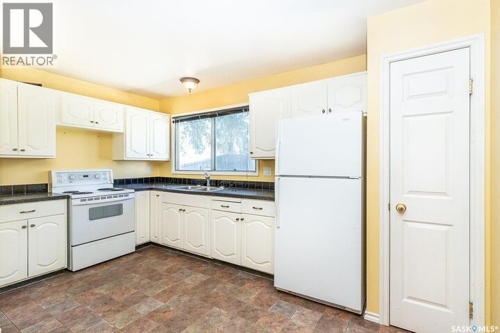 Property Photo:  1742 Richardson Road  SK S7L 4B5 