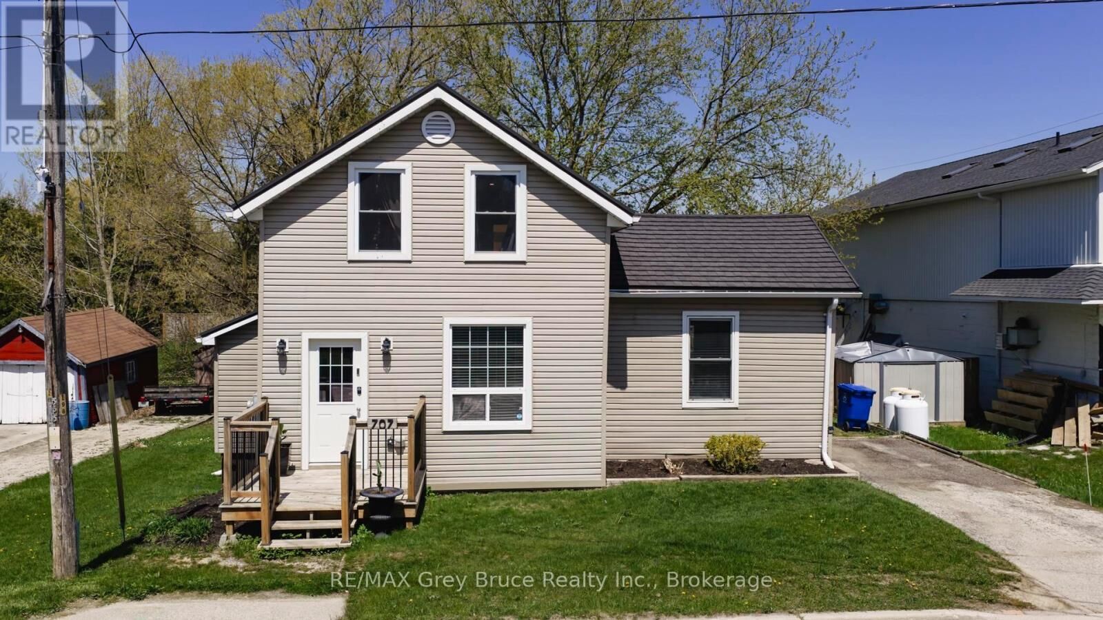 Property Photo:  707 Queen Street  ON N0G 2M0 