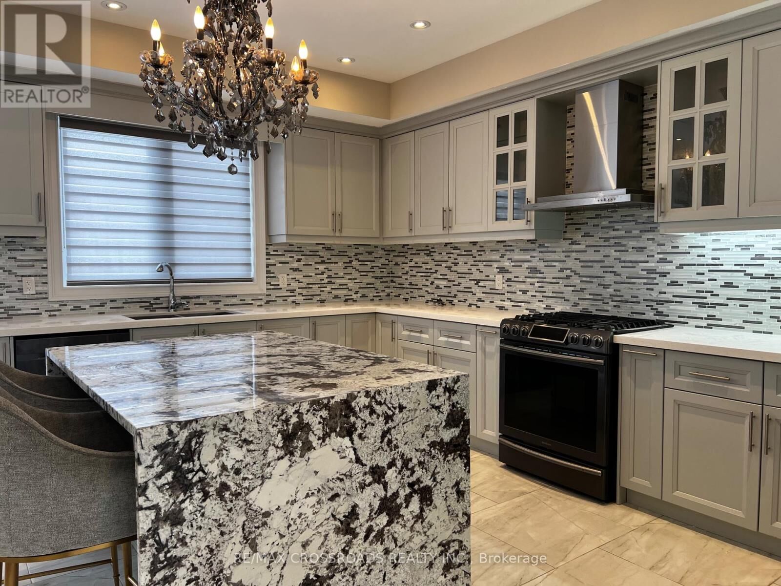 Property Photo:  602 Lake Drive South  ON L4P 1T5 