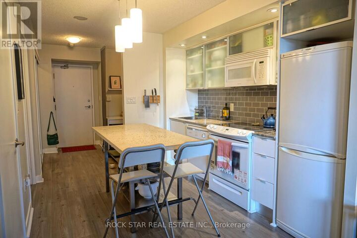 Property Photo:  25 Telegram Mews 911  ON M5V 3Z1 