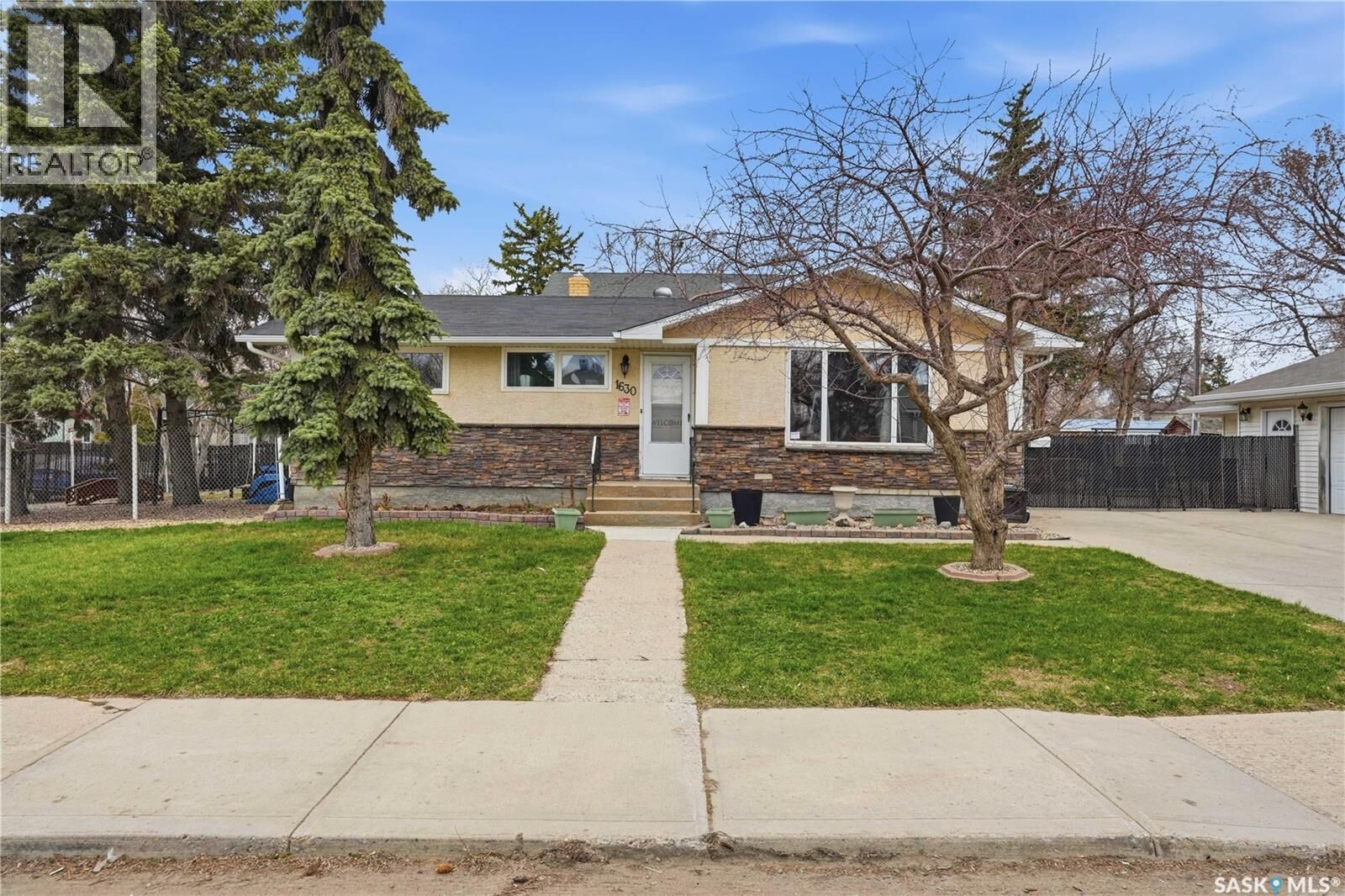 Property Photo:  1630 1st Avenue N  SK S4R 0Z6 