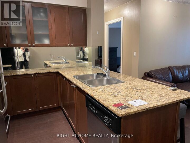 Property Photo:  761 Bay Street 807  ON M5G 2R2 