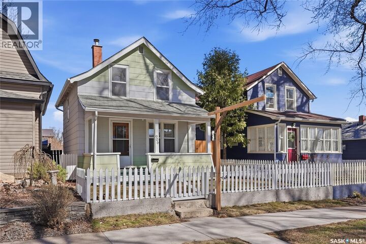 Property Photo:  906 I Avenue S  SK S7M 1Z4 