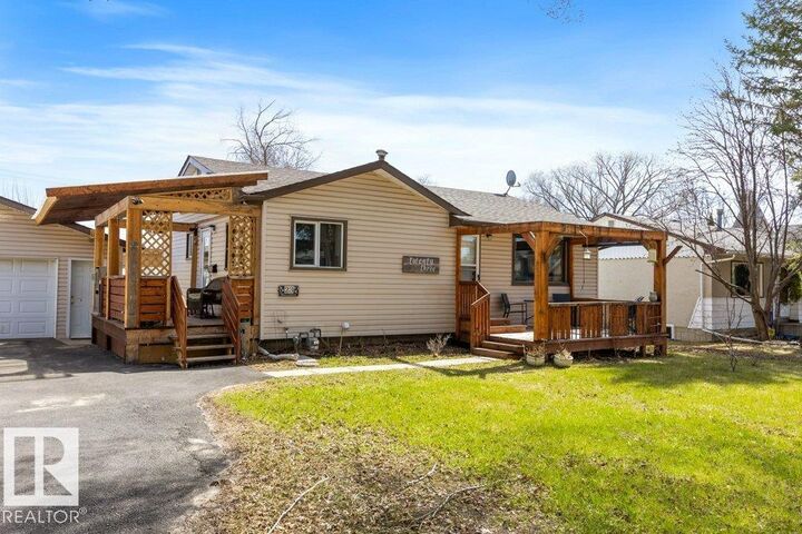 Property Photo:  23 Maple Drive  AB T8N 1G6 