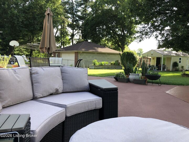 Property Photo: 3808 Gaywood Dr KY 40272