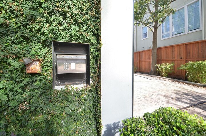Property Photo: 1818 Binz Street E TX 77004