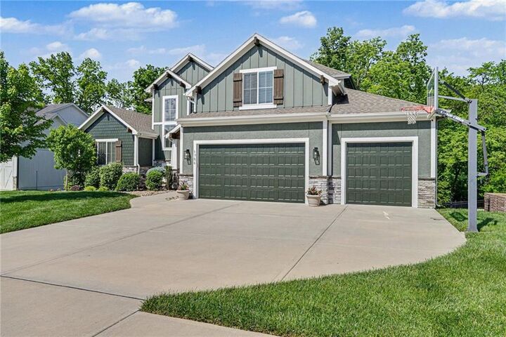 Property Photo:  1784 Homestead Drive  MO 64068 