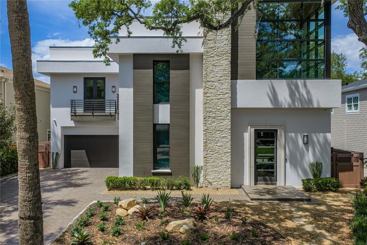 Property Photo:  2903 W Hawthorne Road  FL 33611 