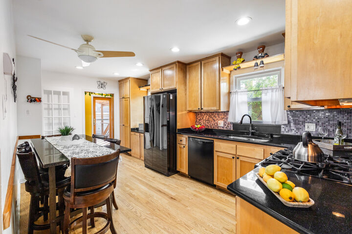 Property Photo:  2711 Maple Avenue  IL 60513 