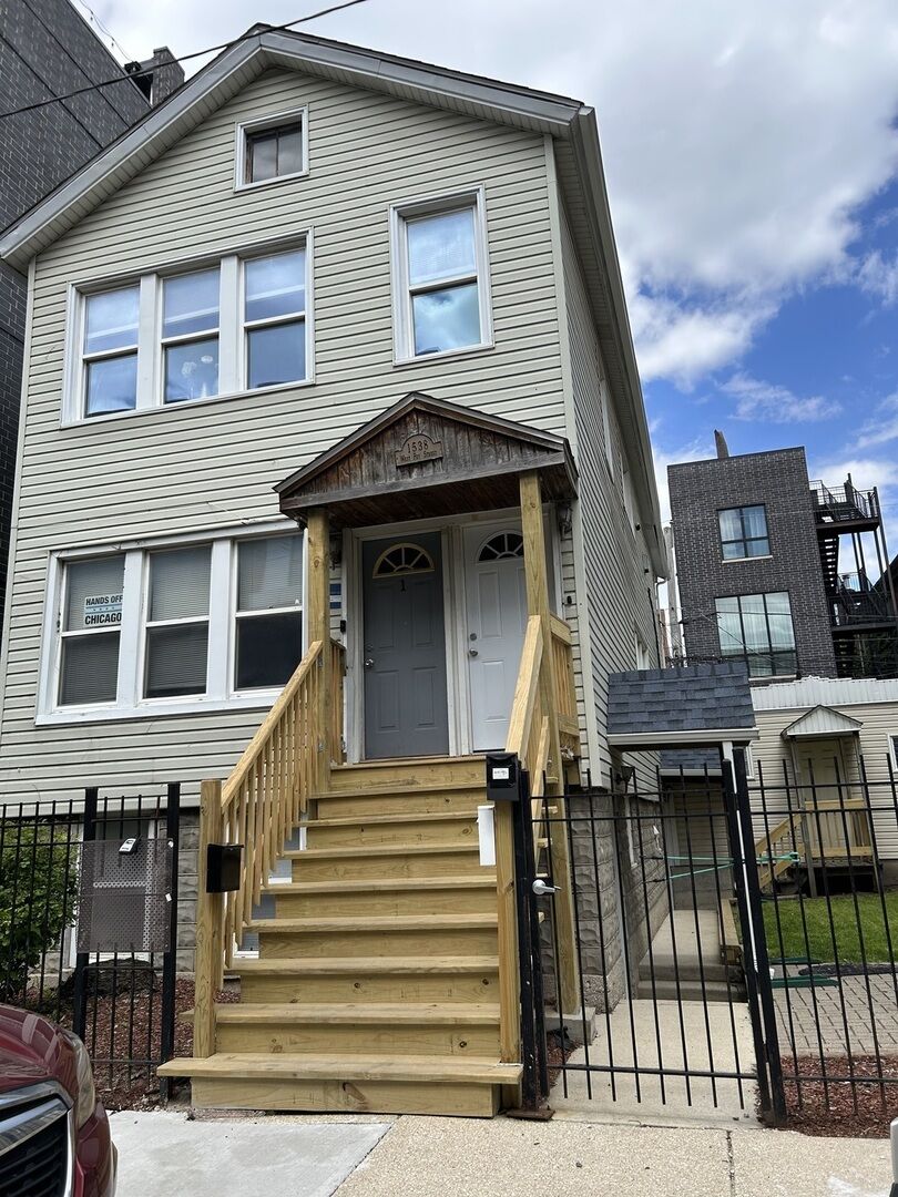 Property Photo:  1538 W Fry Street  IL 60642 