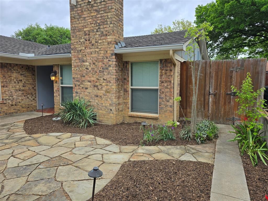 Property Photo:  2822 Oak Forest Drive  TX 76051 
