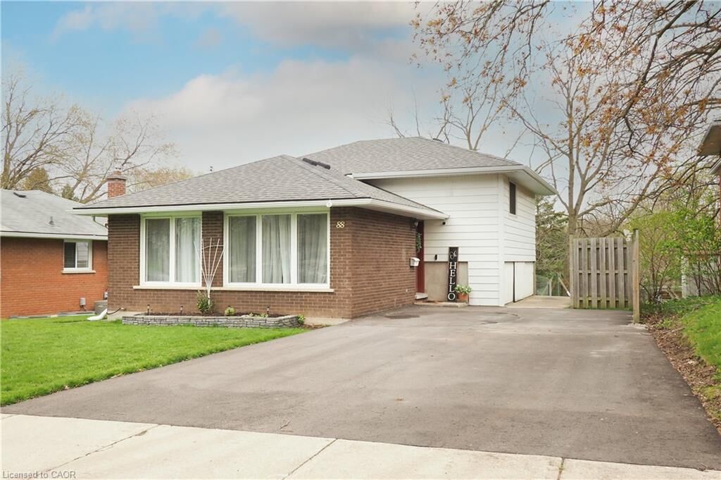 Property Photo:  88 Gilmour Crescent  ON N2M 4N4 