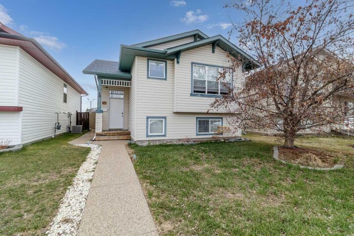 Property Photo:  36 Lanterman Close  AB T4R 3K3 