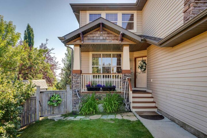 Property Photo:  40 Springbank Bay SW  AB T3H 5E4 