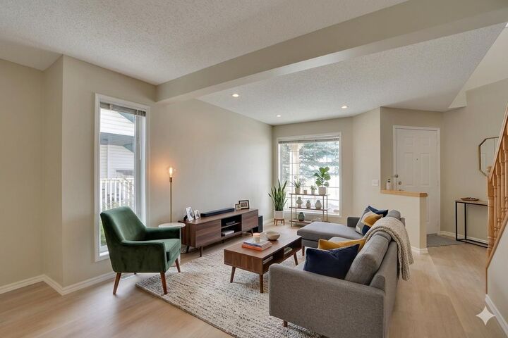 Property Photo:  6 Somerset Close SW  AB T2Y 3C5 