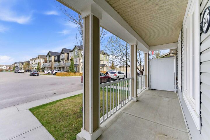Property Photo:  547 Windstone Common SW  AB T4B 3T3 