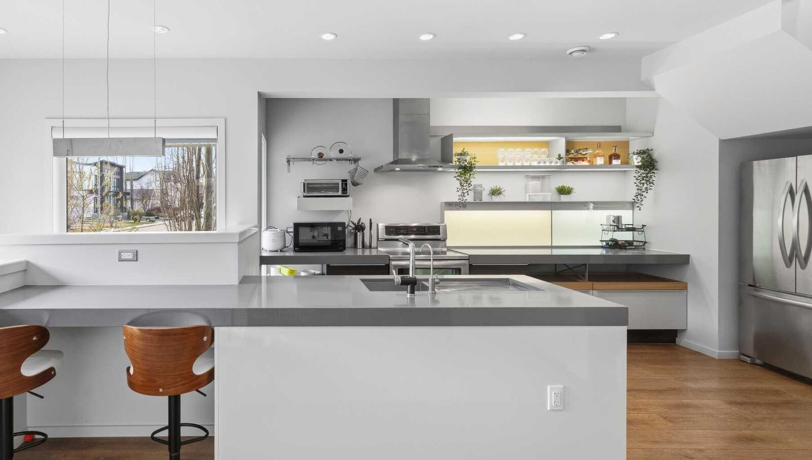 Property Photo:  158 23 Avenue NW  AB T2M 4Y8 