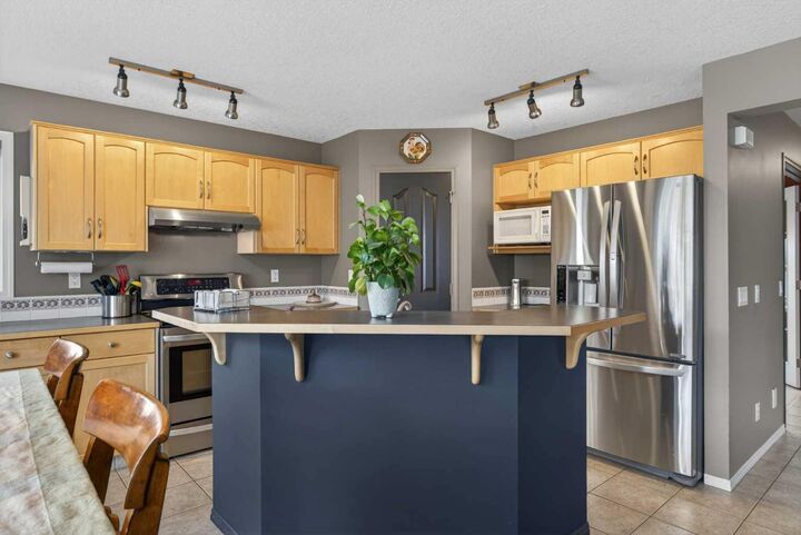 Property Photo:  204 Citadel Meadow Close NW  AB T3G 4T4 
