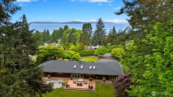 Property Photo:  8320  Frederick Place  WA 98026 