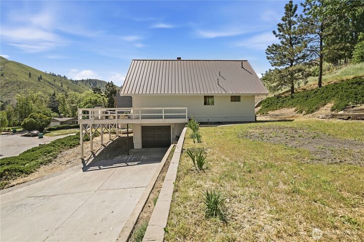 Property Photo:  410  Shady Lane  WA 98801 