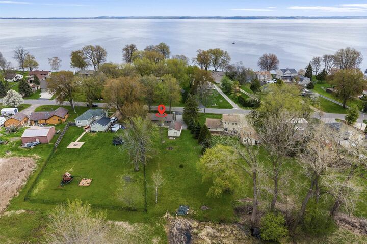 Property Photo:  607 Hunters Point Road  WI 54956-4905 