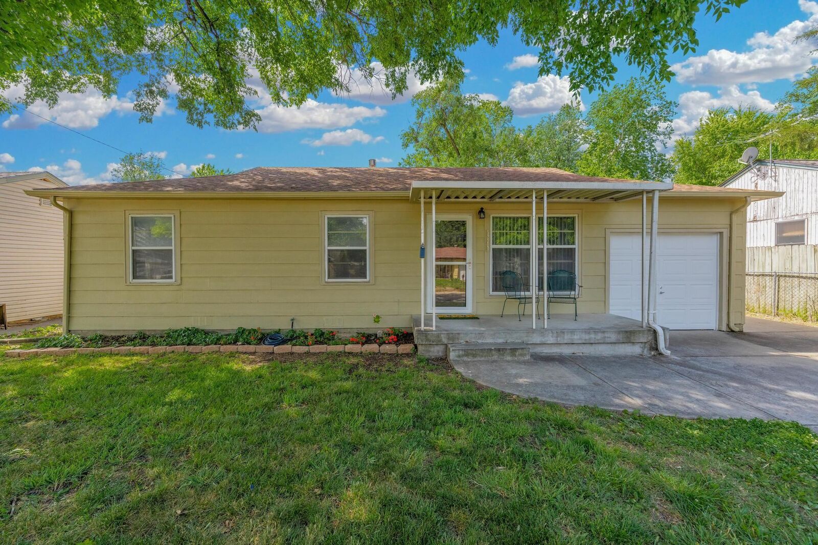 Property Photo:  425 W 4th  KS 67060 