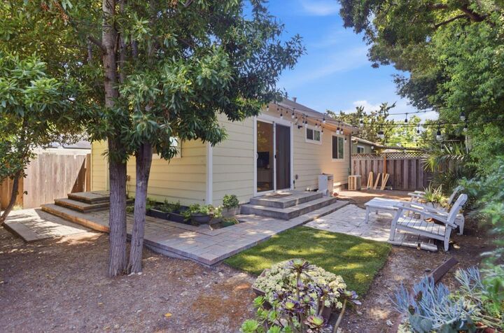 Property Photo:  950 Hudson Street  CA 94061 