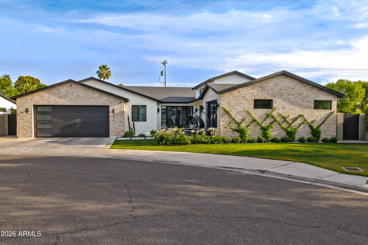 Property Photo:  215 E Ashwood Place  AZ 85012 