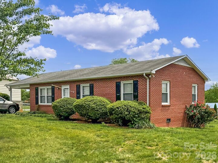 Property Photo:  2101 Lamesa Court  NC 28645 