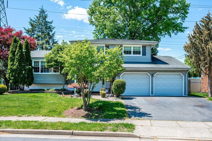 Property Photo:  27 Eileen Way  NJ 08837 