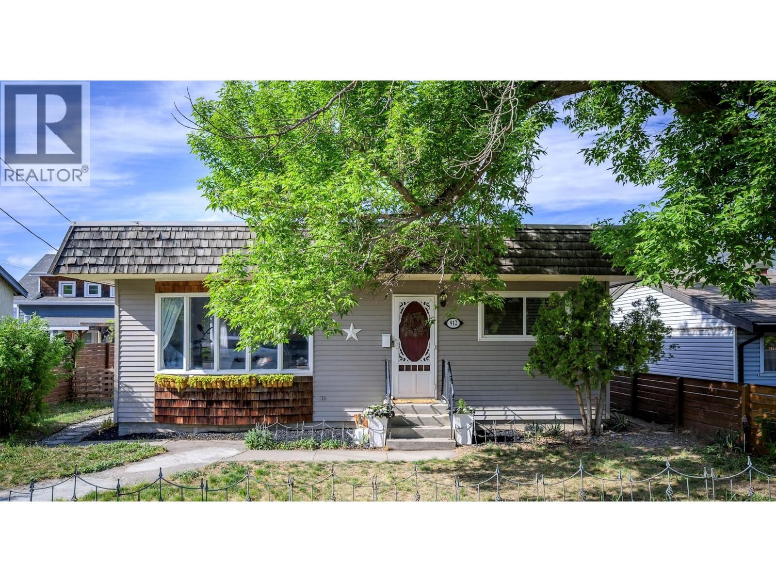 Property Photo:  912 St Paul Street  BC V2C 2K7 