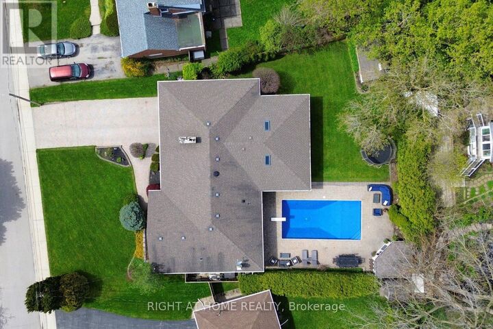 Property Photo:  724 Courtland Place  ON L7R 2M6 
