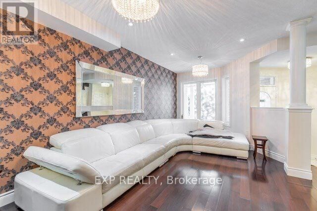 Property Photo:  833 Scollard Court 81  ON L5V 2B4 