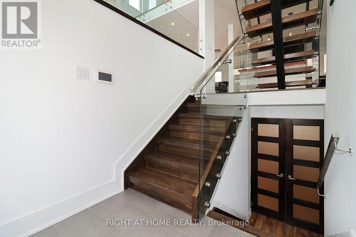 Property Photo:  2 Chalet Road  ON M2J 3V4 