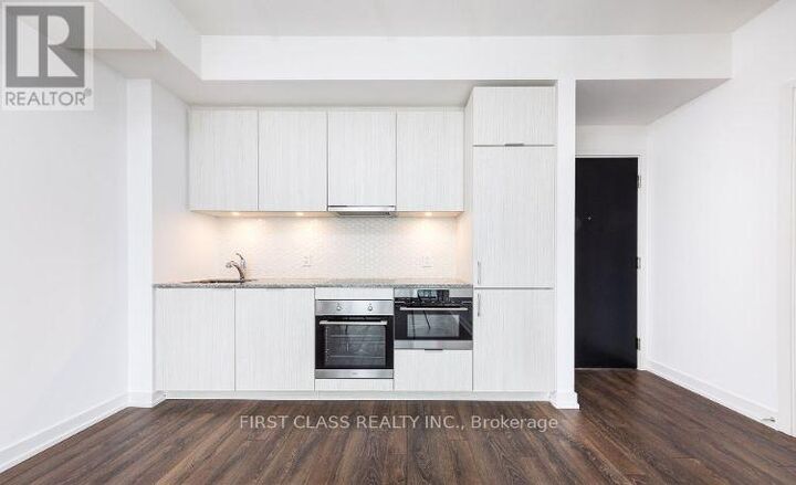 Property Photo:  158 Front Street East 2215  ON M5A 0K9 