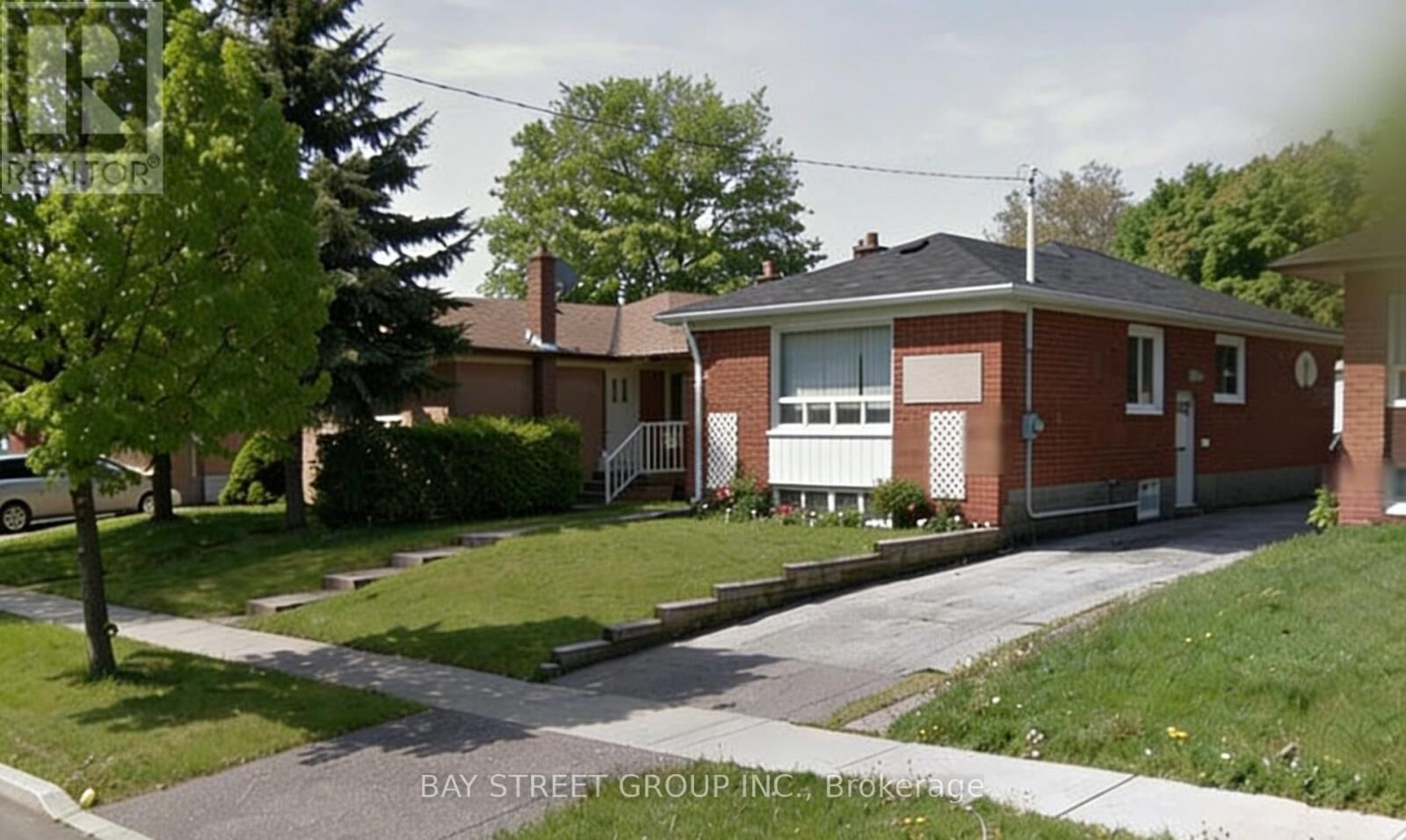 Property Photo:  106 Wye Valley Road Main  ON M1P 2A8 