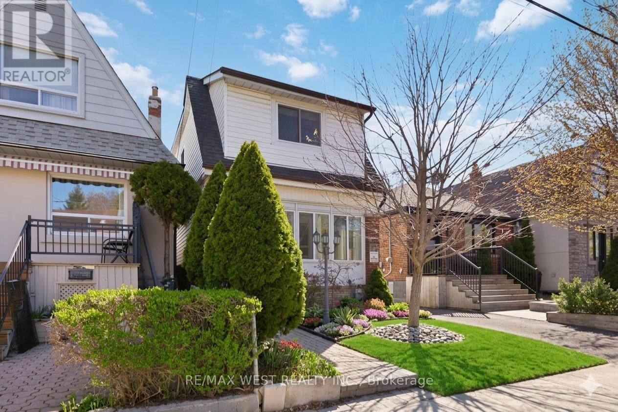Property Photo:  79 King Edward Avenue  ON M4C 5J5 