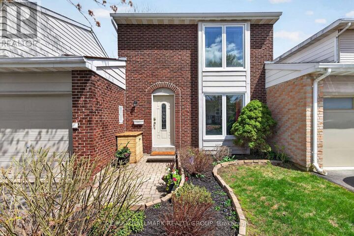 Property Photo:  6 Beddoe Lane  ON K1B 3Y1 