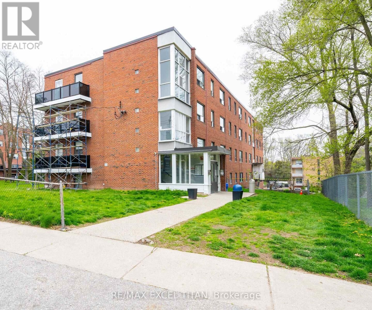 Property Photo:  4 Hill Heights Road 106  ON M8Y 1Z1 