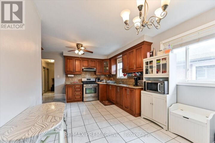 Property Photo:  39 Jocada Road  ON M6L 2J4 